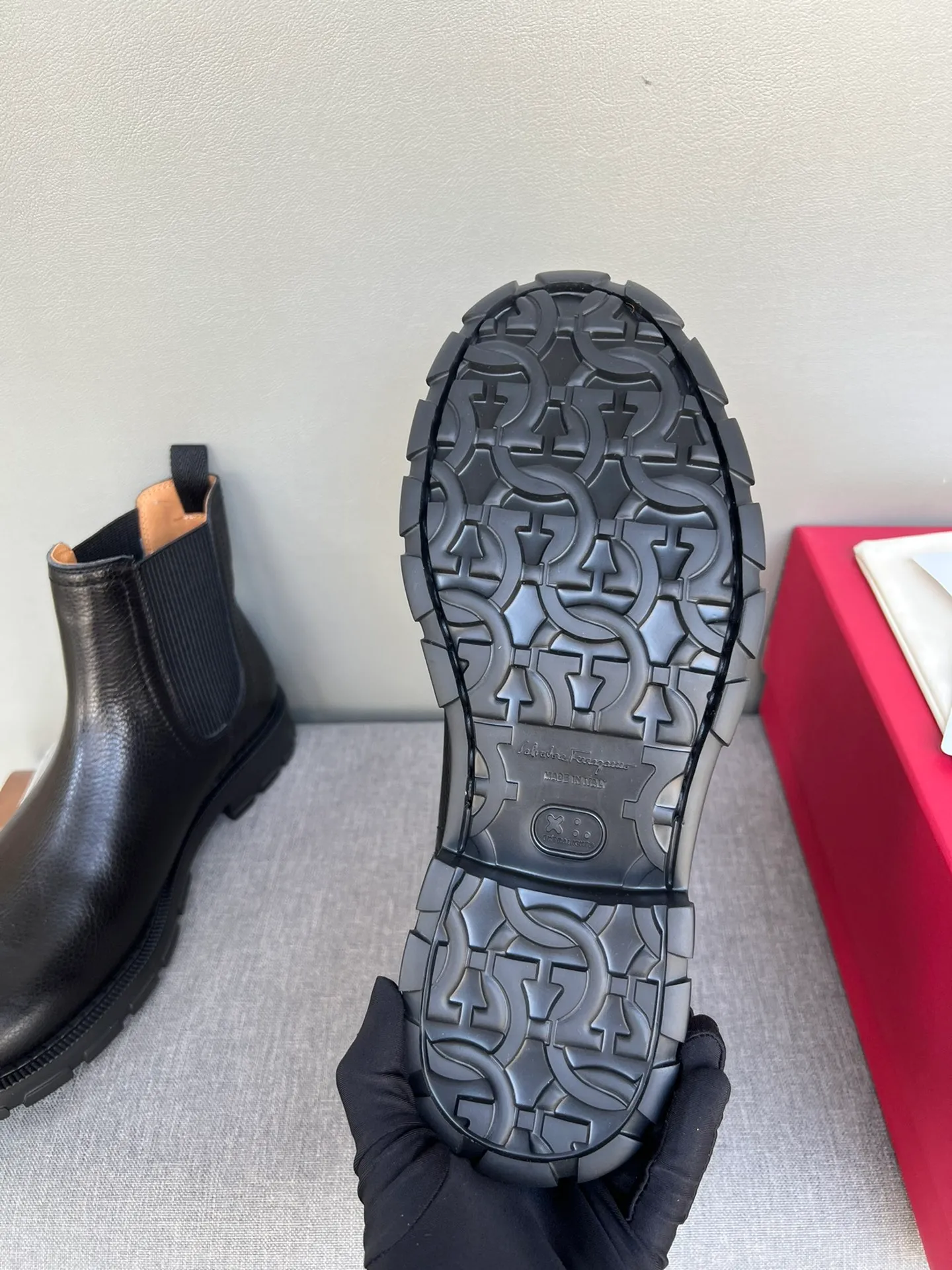 [Ferragamo] Top P: 1000💰 Number of yards: 39~44 (38.45 custom-made, non-refundable) Ferragamo winter series, original 1:1 development, casual men's short boots, original quality, exclusive new Ferragamo autumn and winter new high-top men's shoes, exquisite hand-stitching, workmanship details comparable to counters, imported calfskin upper, cowhide lining, original foam outsole.
